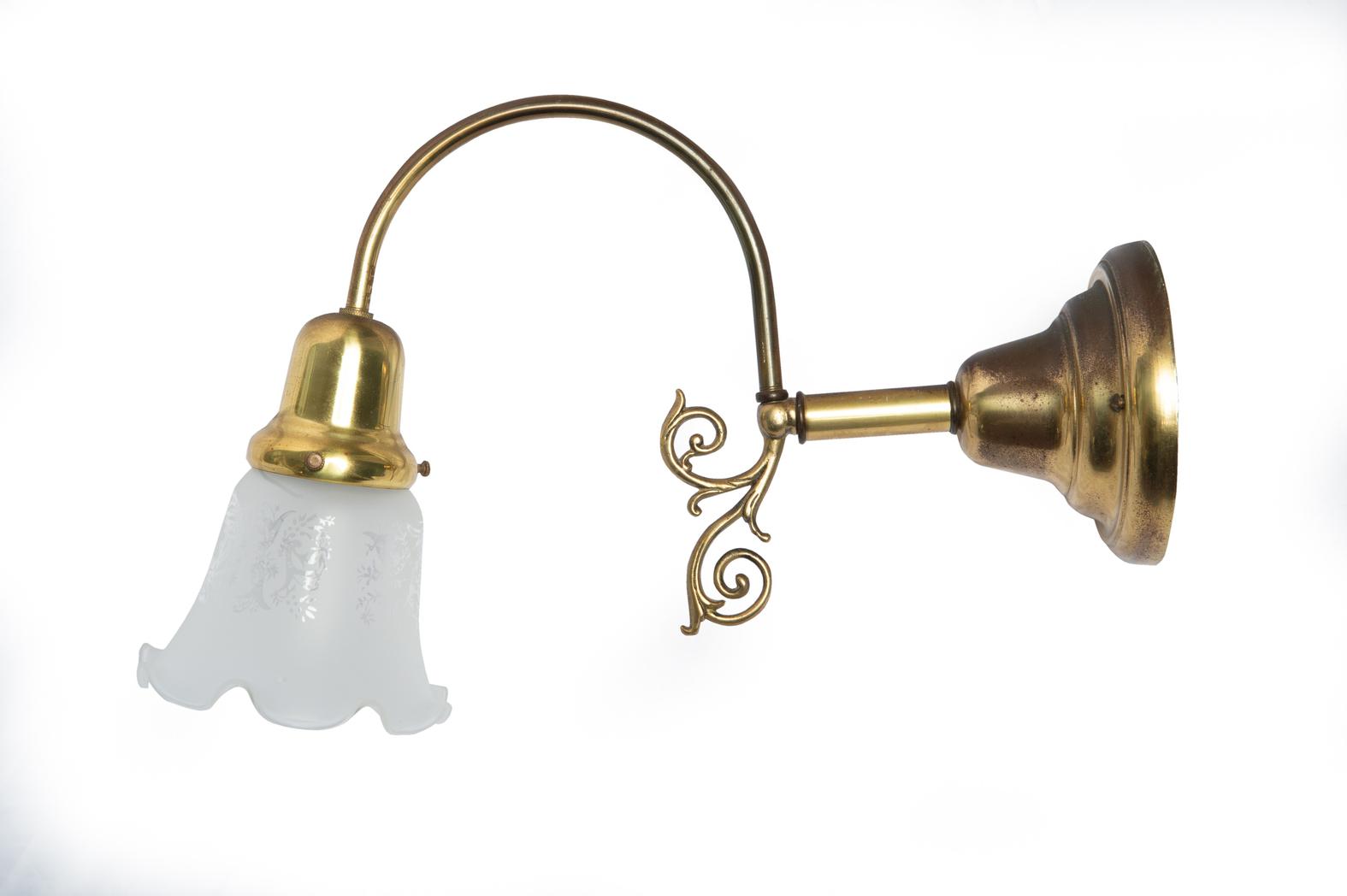 Queen Anne Victorian Single Lite Brass Wall Sconce